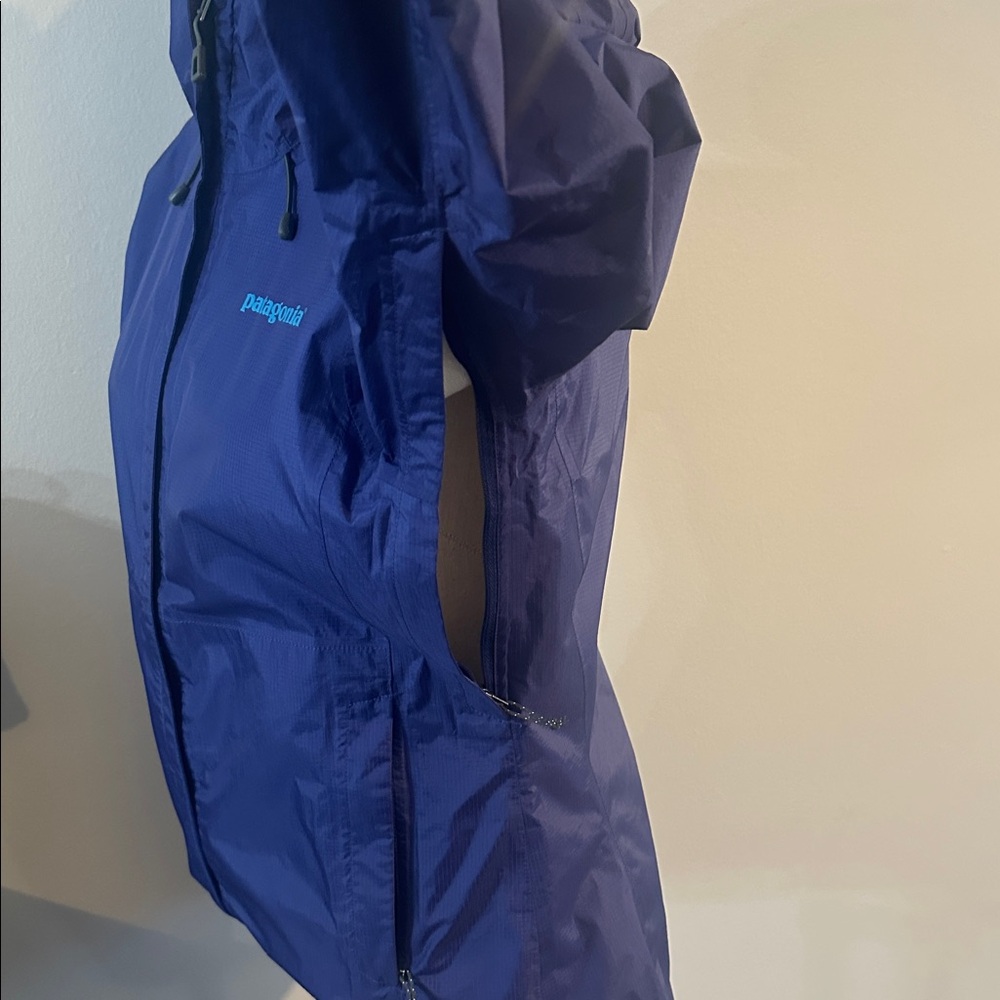 Patagonia Women’s Torrentshell Rain Jacket - Picture 6 of 10